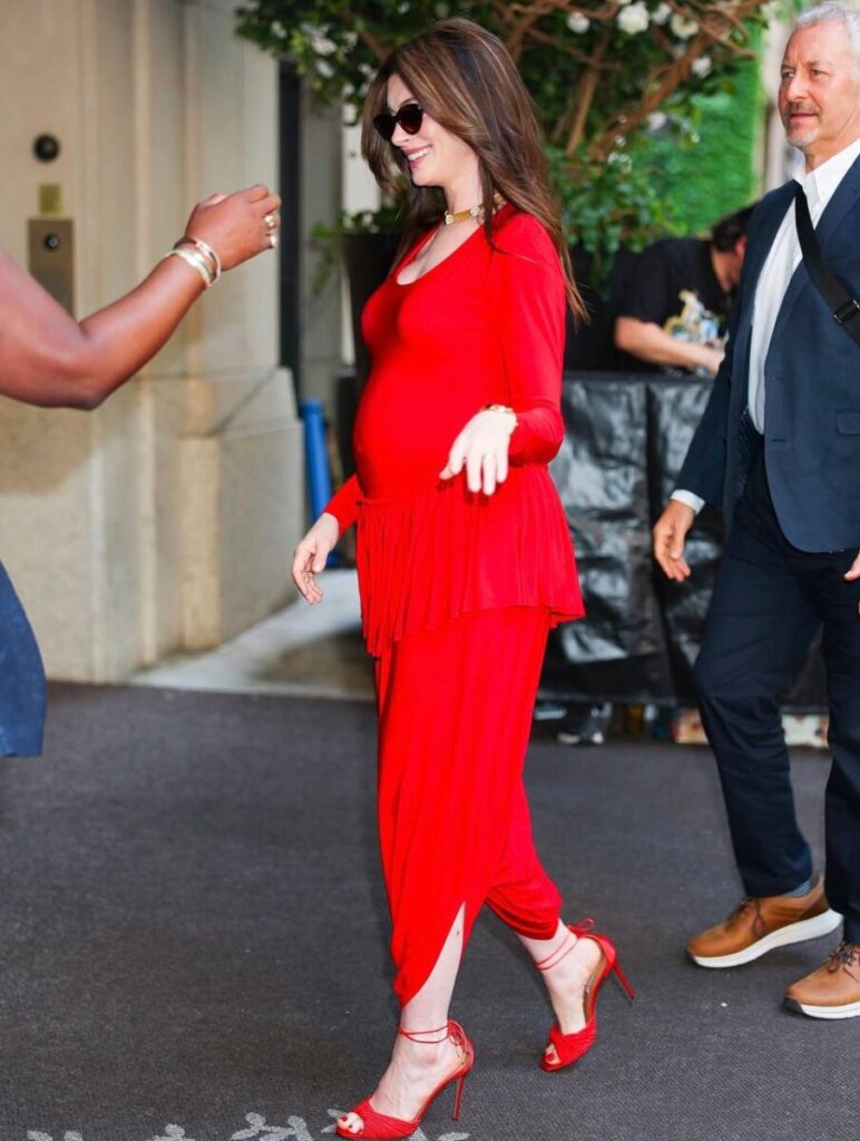 Anne Hathaway presume su embarazo
