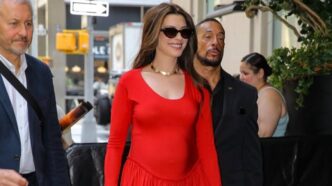 Anne Hathaway presume su embarazo