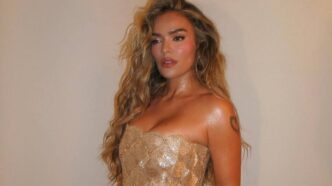 Karol G sube una foto llorando