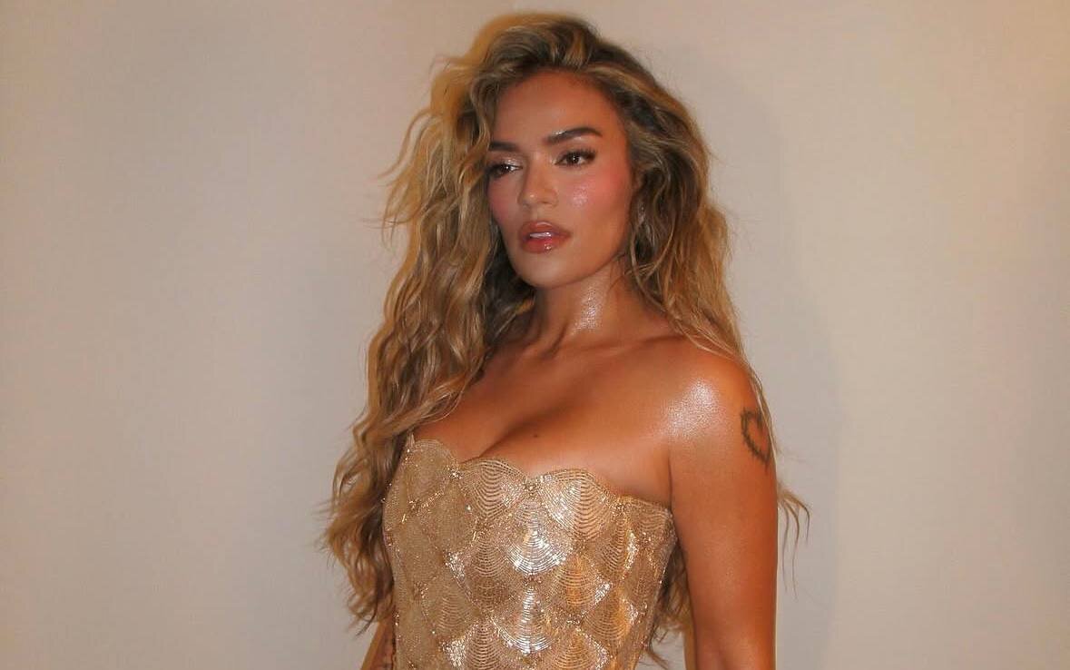 Karol G sube una foto llorando