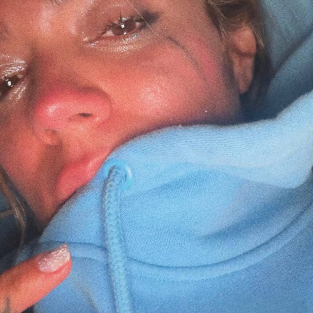Karol G sube una foto llorando