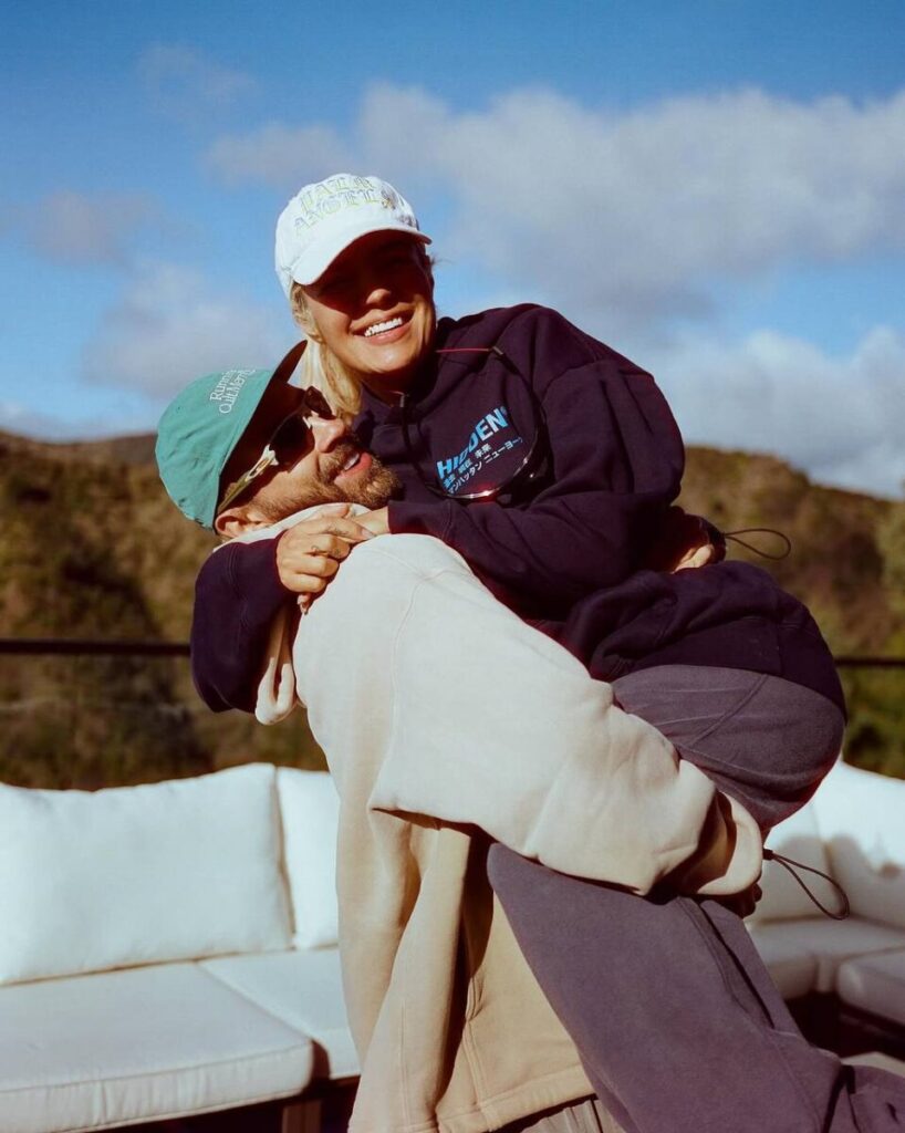 Karol G sube una foto llorando