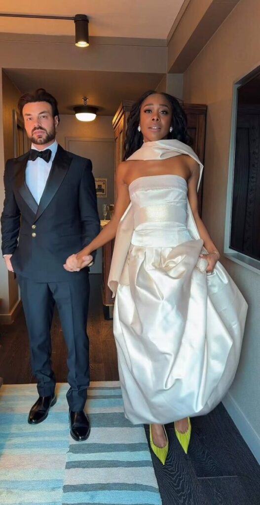 Invitada a la boda de Taylor Swift llega de blanco