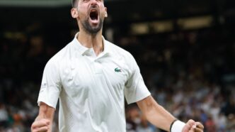 El récord de Djokovic en Wimbledon llegó con triunfo, berrinche y multa incluidos