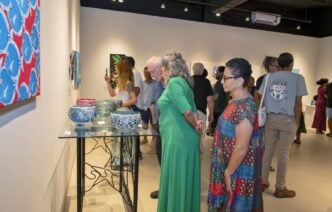 “La Magia del Camafeo en Vidrio” cautiva al público en el Museo de la Isla