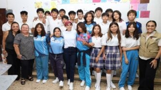 Impulsa Ana Paty Peralta apoyo a estudiantes con entrega de tenis escolares