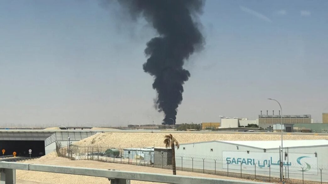 Ataque hutí en el aeropuerto de Riad deja 12 muertos y Trump evalúa sumarse a la ofensiva saudí
