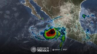 Huracán Simón, de categoría 4, cambia de trayectoria y permanecerá frente a Jalisco hasta el lunes